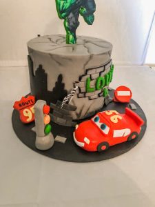 Gourmandelices de Claudia - Cake Design - Cars x Hulk -4 ans Louka