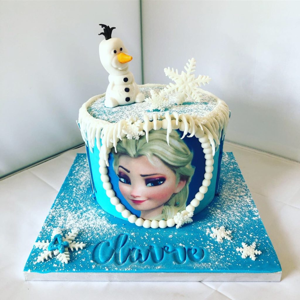 Lire la suite à propos de l’article Gâteau anniversaire Reine des neiges : 4 ans Claire