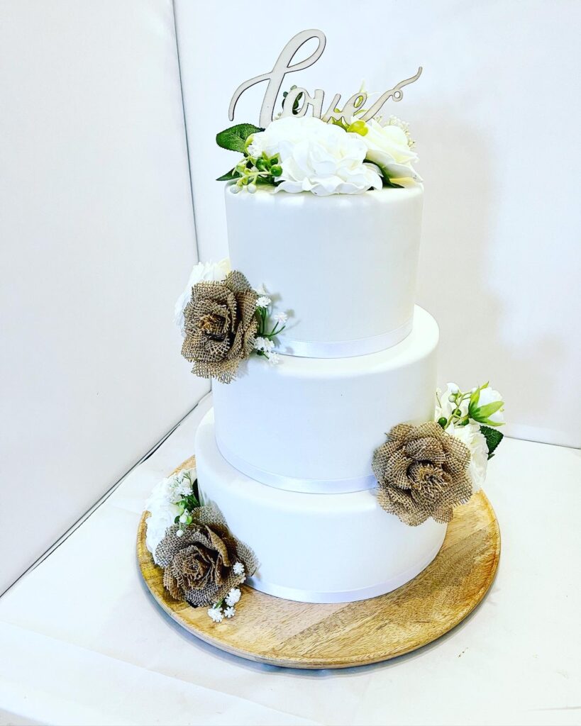 Lire la suite à propos de l’article Gâteau wedding cake champêtre chic